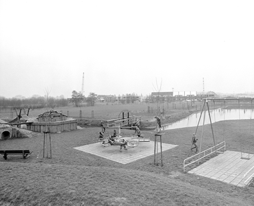 883310 Gezicht op de bouwspeeltuin Lunetten aan de Oude Liesbosweg te Utrecht.